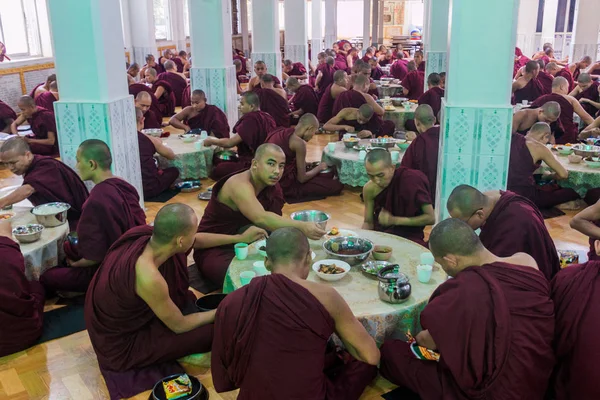 バゴーの僧侶のキャ Kha ウェイン Kyaung 寺がそのランチを食べるバゴー ミャンマー 2016 — ストック写真