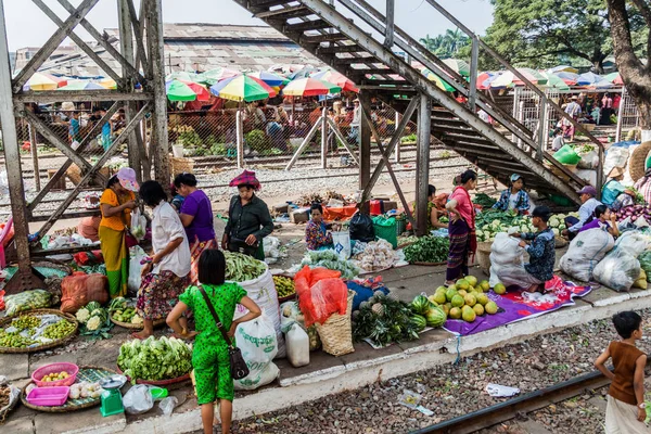 Yangon Birma Grudnia 2016 Roku Kolejowe Peronie Używane Jako Rynek — Zdjęcie stockowe