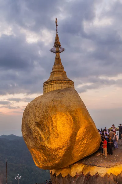 Kyaiktiyo Myanmar Décembre 2016 Des Pèlerins Visitent Mont Kyaiktiyo Rocher — Photo