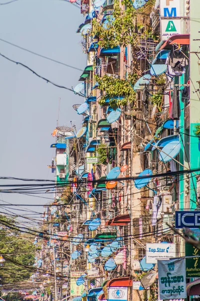 Yangon Myanmar Diciembre 2016 Edificio Residencial Con Antenas Parabólicas Cables — Foto de Stock