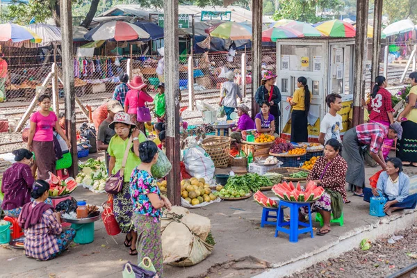 Yangon Myanmar Prosince 2016 Železniční Stanice Platforma Používá Jako Tržiště — Stock fotografie