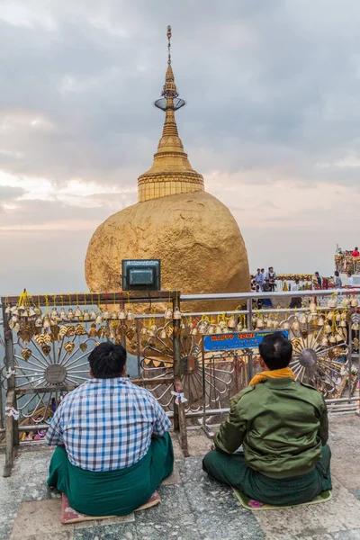 缅甸凯克蒂约山 2016年12月11日 朝圣者访问缅甸的凯克蒂约山 金石山 — 图库照片