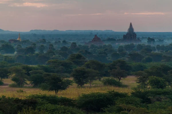 日の出 ミャンマー バガンの寺院のスカイライン — ストック写真