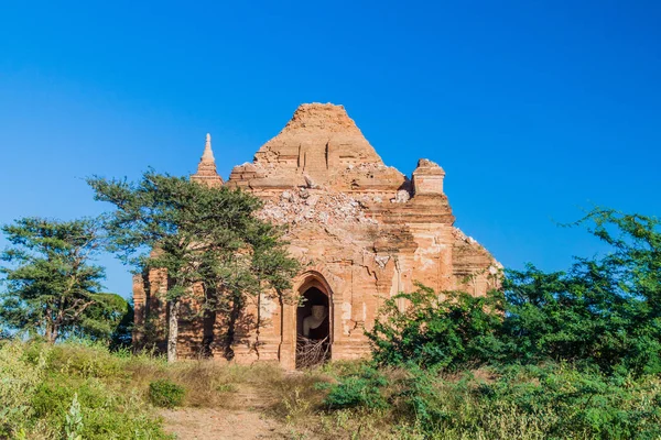 Fallfärdiga Tempel Med Buddhastaty Inne Bagan Myanmar — Stockfoto