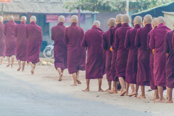Bagan Myanmar Diciembre 2016 Fila Jóvenes Monjes Budistas Recogiendo Sus — Foto de Stock