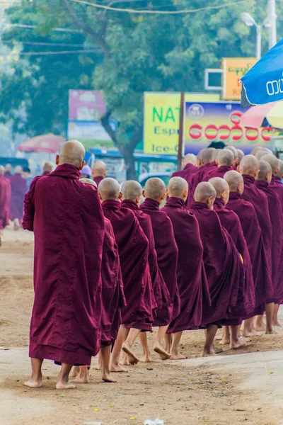 Bagan Birma Grudnia 2016 Wiersze Mnichów Buddyjskich Zbieranie Ich Codzienne — Zdjęcie stockowe