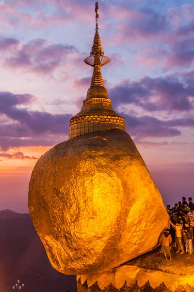 Kyaiktiyo Myanmar Dezember 2016 Pilger Besuchen Kyaiktiyo Goldener Felsen Myanmar — Stockfoto