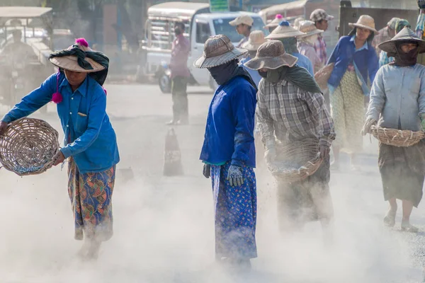 Bago Myanmar Prosince 2016 Štěrková Cesta Dělníky Pracující Makadam — Stock fotografie