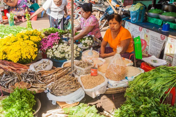Bago, Myanmar - 10 Aralık 2016: Bir pazar Bago şehrin görünümünü.