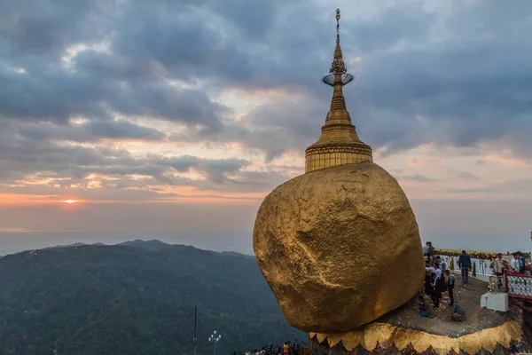 缅甸凯克蒂约山 2016年12月11日 朝圣者访问缅甸的凯克蒂约山 金石山 — 图库照片