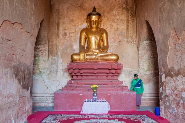 Bagan Myanmar December 2016 Cleaner Buddha Statue Sulamani Temple Bagan — Stock Photo, Image