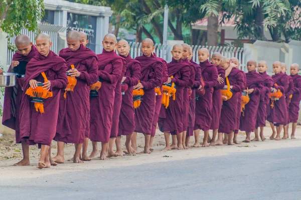 Bagan Myanmar Diciembre 2016 Filas Monjes Budistas Con Cuencos Recogiendo — Foto de Stock