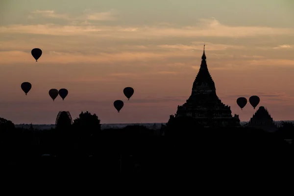バガン ミャンマーの寺院のスカイライン上の風船 スラマニ寺院 Shwesandaw パゴダ — ストック写真