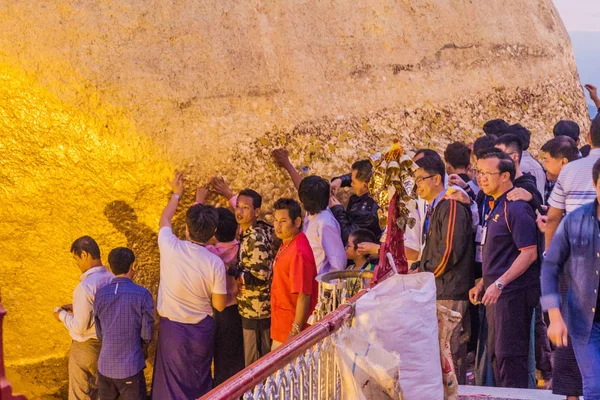 MT Kyaiktiyo, Myanmar - 11 Aralık 2016: Hacılar Mt Kyaiktiyo (altın Rock), Myanmar ziyaret edin