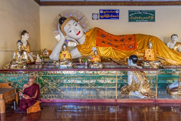 ヤンゴン ミャンマー 2016 菩提像とミャンマー ヤンゴンのシュエダゴン パゴダ塔で僧侶 — ストック写真