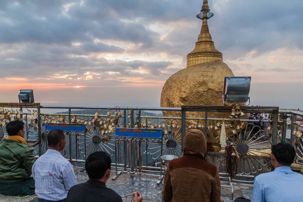 Kyaiktiyo Barma Prosince 2016 Poutníci Navštívit Kyaiktiyo Golden Rock Myanmar — Stock fotografie