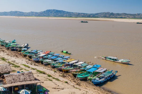 Bagan, Myanmar - 6 Aralık 2016: Tekne Irrawaddy (Ayeyarwady) River Bagan, Myanmar