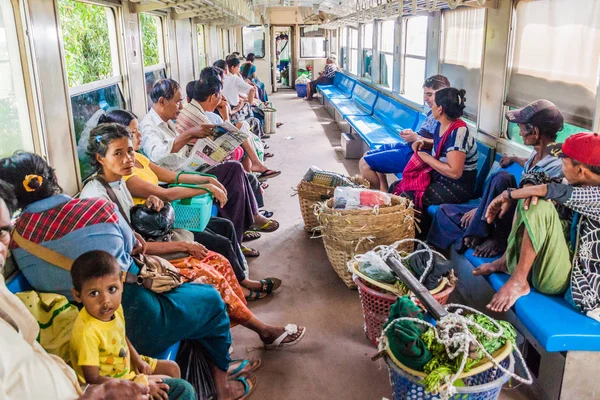 Yangon, Myanmar - 16 Aralık 2016: Commuters Yangon yerel bir trende bir taşıma hattı daire.