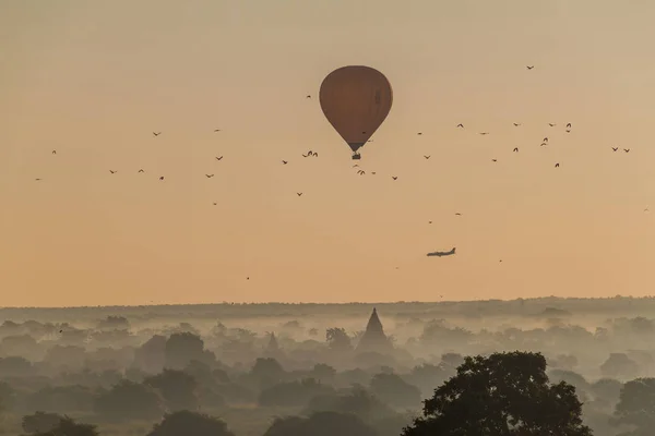 Ballon Über Bagan Landeflugzeug Und Die Skyline Seiner Tempel Myanmar — Stockfoto