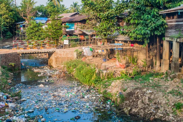 Småhus Bago Myanmar – stockfoto