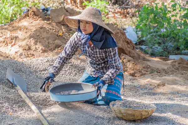 Bagan Myanmar December 2016 Local Road Worker Building Macadam Road — Stock Photo, Image