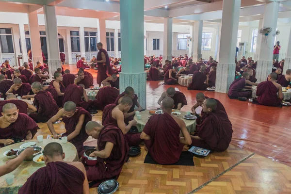 Bago Myanmar Diciembre 2016 Monjes Del Templo Kya Kha Wain — Foto de Stock