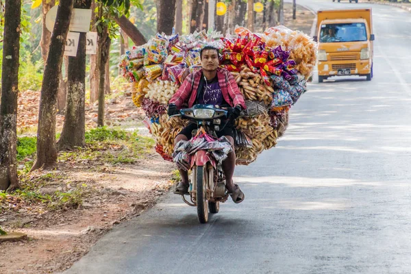 Hpa Myanmar Dicembre 2016 Uomo Del Posto Una Moto Pesantemente — Foto Stock
