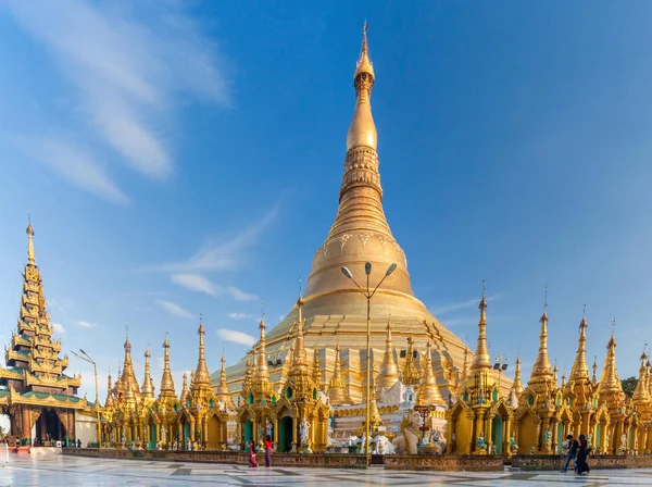 Yangon, Myanmar - 16 Aralık 2016: Shwedagon selami Pagoda Yangon, Myanmar