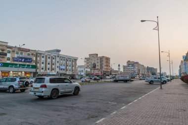 Salalah, Umman - 26 Şubat 2017: Salalah'ta bir otopark ın görünümü.