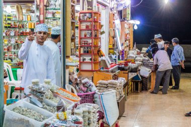 Salalah, Umman - 24 Şubat 2017: Salalah, Umman'daki Al Husn Souq'ta Marjet satıcısı