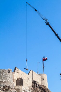 Vinç Muscat, Umman'da Mutrah Fort'a bir top taşıyor