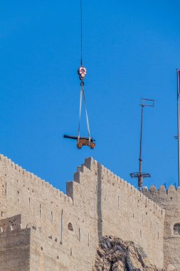 Vinç Muscat, Umman'da Mutrah Fort'a bir top taşıyor