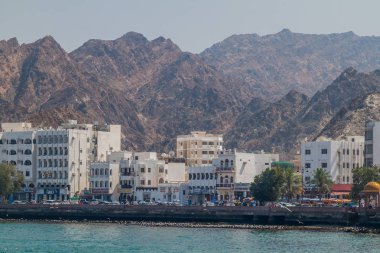 Muscat, Umman - 23 Şubat 2017: Muscat, Umman'daki Muttrah Corniche'deki binalar