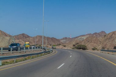 Nizwa, Umman - 3 Mart 2017: Umman'da otoyolda trafik 15