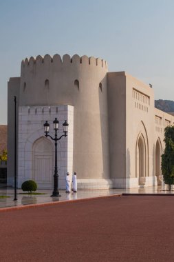 Muscat, Umman - 22 Şubat 2017: Eski Muscat, Umman'da iki yerel adam ve Colonnade kemeri