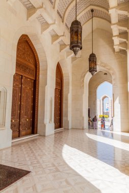 Muscat, Umman - 22 Şubat 2017: Umman Muscat'taki Sultan Qaboos Ulu Camii'nin Yolu