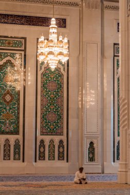 Muscat, Umman - 22 Şubat 2017: Umman Muscat'taki Sultan Qaboos Ulu Camii'nin yerel adamı