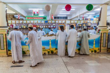 Nizwa, Umman - 3 Mart 2017: Nizwa, Umman'daki Souq'ta Halwa tezgahı