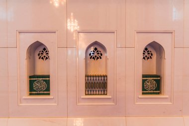 Muscat, Umman - 22 Şubat 2017: Umman'ın Muscat kentindeki Sultan Qaboos Ulu Camii'nde Kur'an-ı Kerim'i içeren nişler