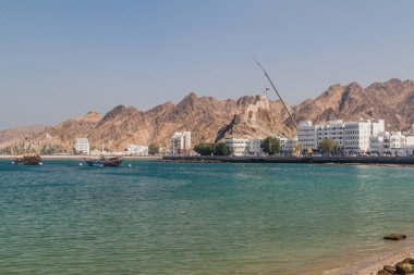 Mutrah Fort ile Mutrah Corniche'in Muscat, Umman'daki görünümü