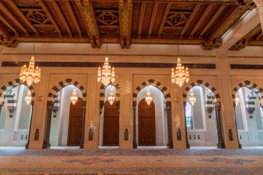 Muscat, Umman - 22 Şubat 2017: Umman Muscat'taki Sultan Qaboos Ulu Camii'nin Içi