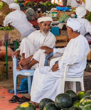 İbra, Umman - 6 Mart 2017: İbra'daki Souq'ta meyve ve sebze satıcıları.