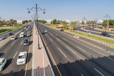 Muscat, Umman - 27 Şubat 2017: Muscat, Umman 'da Sultan Qaboos caddesinde trafik