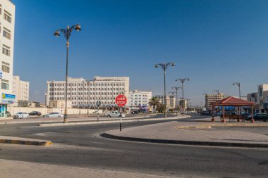 Salalah, Umman - 24 Şubat 2017: Salalah'ta bir yol manzarası.