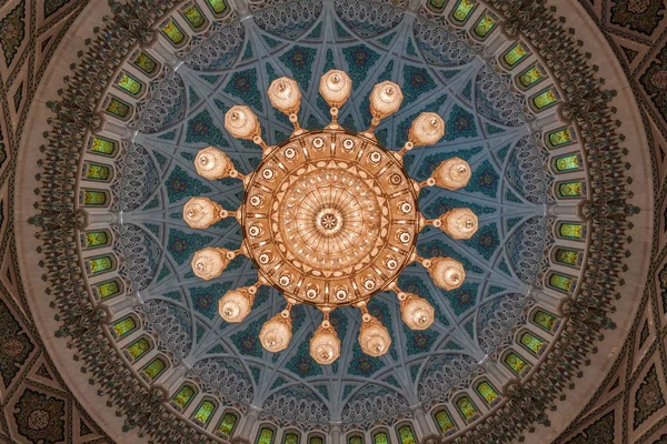 Lámpara Araña Gran Mezquita Del Sultán Qaboos Muscat Omán —  Fotos de Stock