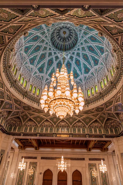Lustre Sultan Qaboos Grande Mesquita Mascate Omã — Fotografia de Stock