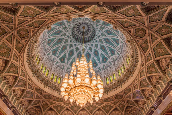 Lámpara Araña Gran Mezquita Del Sultán Qaboos Muscat Omán — Foto de Stock