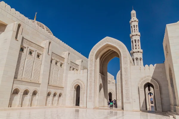 Muscat Oman Febbraio 2017 Turisti Nella Grande Moschea Del Sultano — Foto Stock