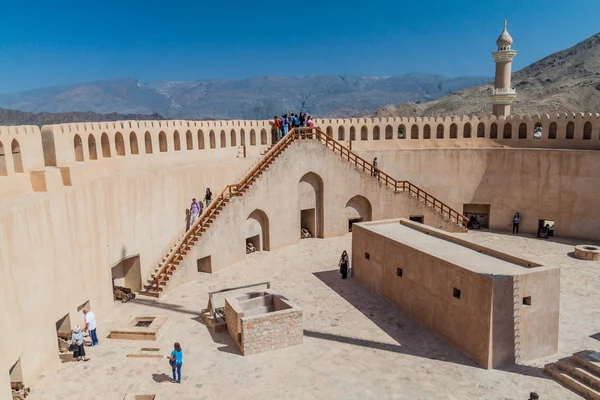 Nizwa Oman Marzo 2017 Turisti Visitano Torre Nizwa Fort Oman — Foto Stock