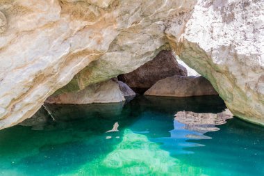 Wadi Tiwi vadisinde bir dere turkuaz su, Umman